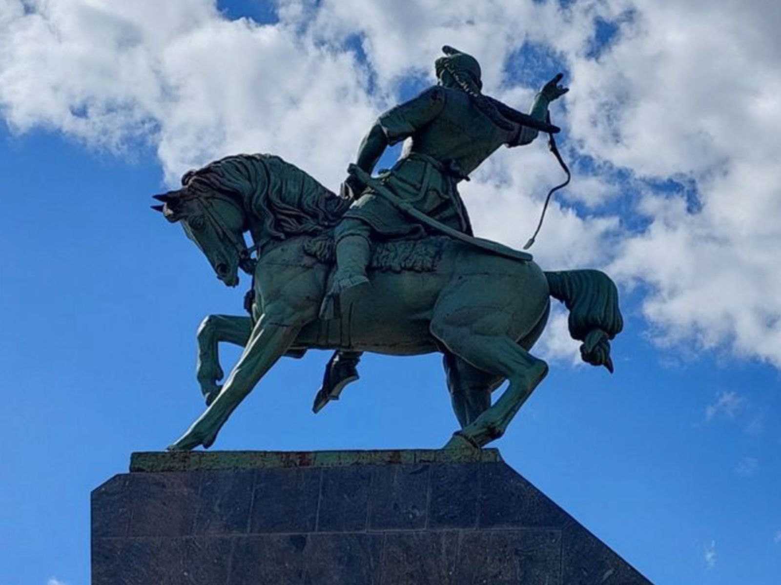 Конный памятник