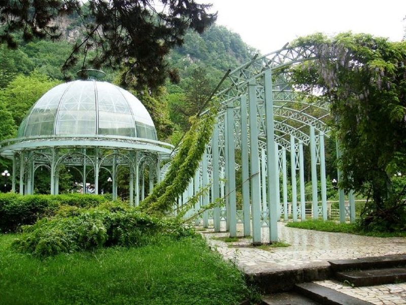 Экскурсия в Боржоми, Рабат и Вардзию: легендарные места Грузии - групповая экскурсия в Тбилиси на автобусе длительностью более 12 часов с количеством участников до 19 человек со скидкой 60% цена экскурсии 30.799999999999997€