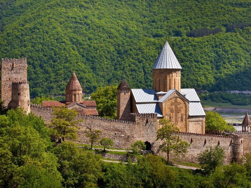 Обзорная экскурсия в Гудаури — Казбеги: на высоте птичьего полёта - групповая экскурсия в Тбилиси на автобусе длительностью 11 часов с количеством участников до 19 человек со скидкой 60% цена экскурсии 18.8€