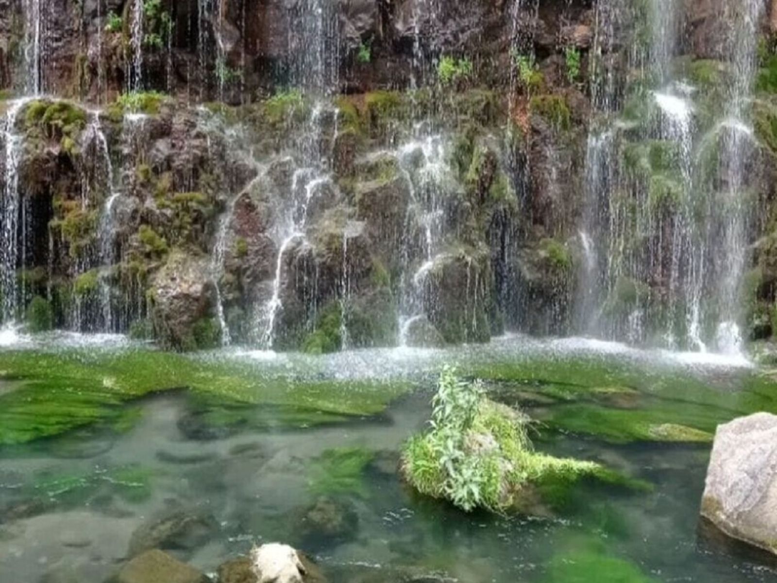 У водопада