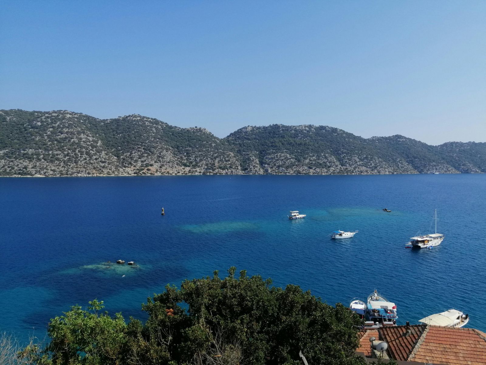 На море