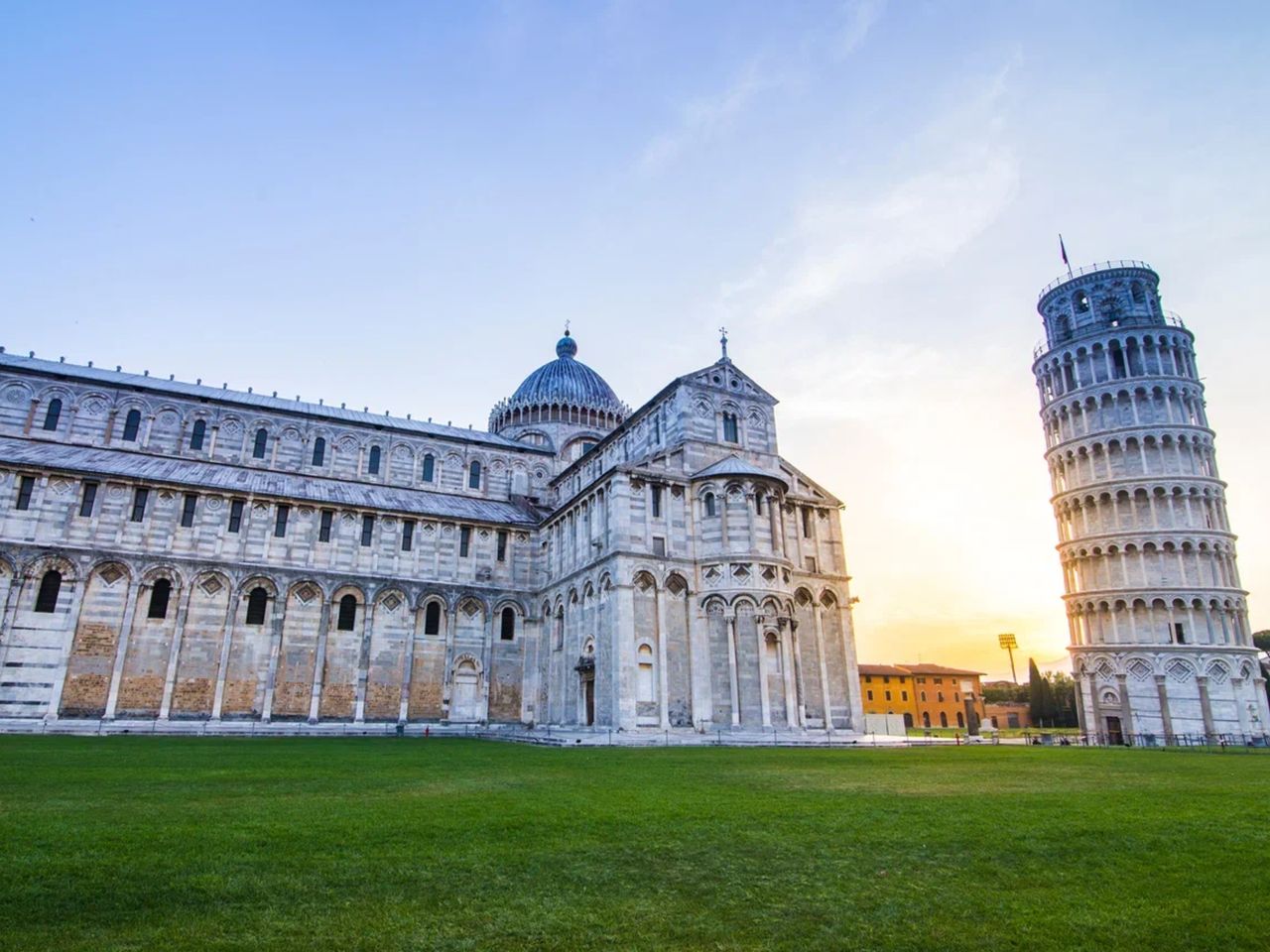 Индивидуальная обзорная автоэкскурсия в Пизу из Генуи - индивидуальная экскурсия в Генуе на машине гида длительностью 6 часов с количеством участников до 4 человек цена экскурсии 560€
