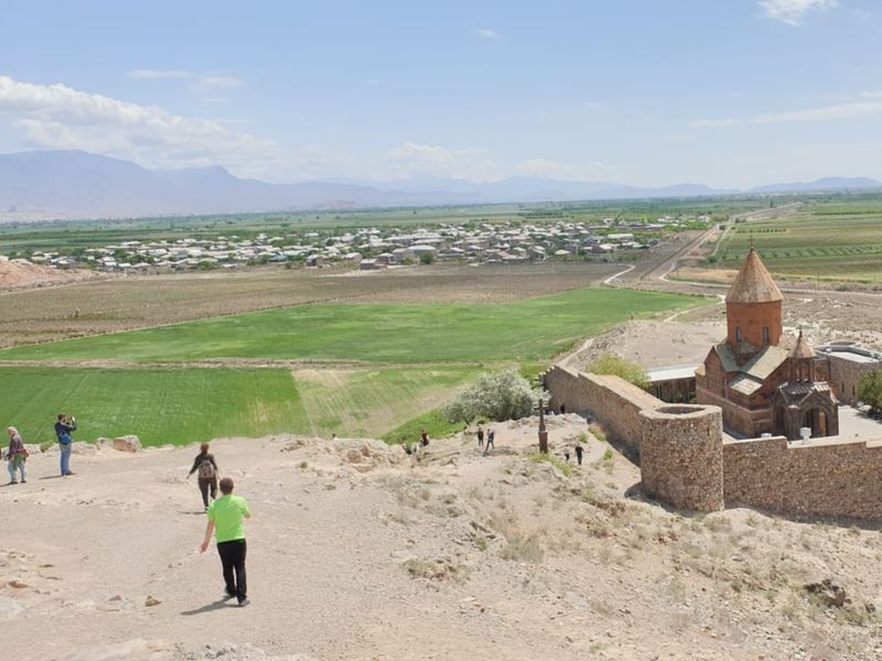 Обзорная экскурсия из Еревана в Хор Вирап, Арени и Нораванк - индивидуальная экскурсия в Ереване на машине гида длительностью 5 часов с количеством участников до 7 человек цена экскурсии 100€