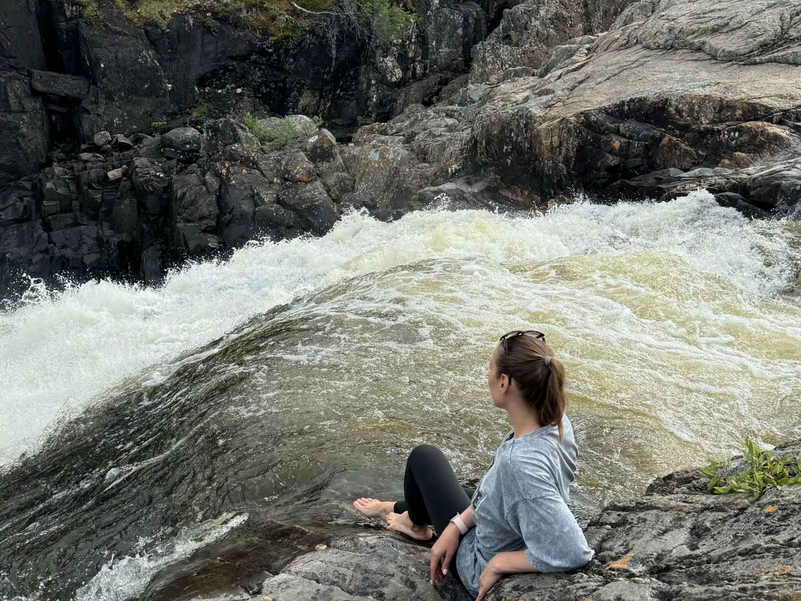 У водопада