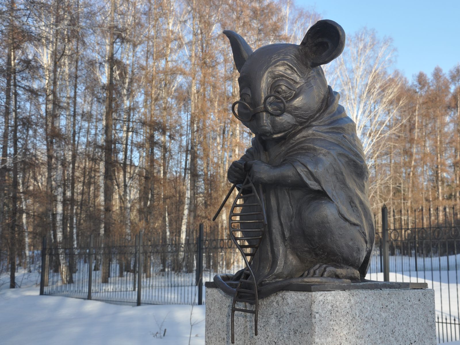 Памятник лабораторной мыши