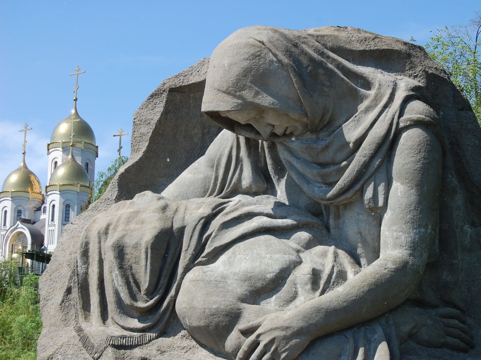 Памятник и храм