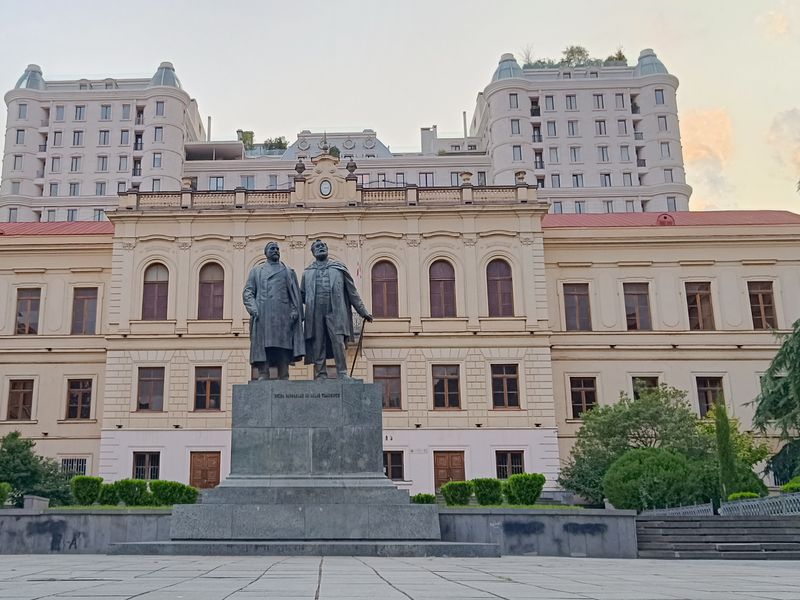 Индивидуальная обзорная экскурсия в Тбилиси: Мтацминда и Сололаки - индивидуальная экскурсия в Тбилиси пешком длительностью 3 часа с количеством участников до 4 человек цена экскурсии 60€