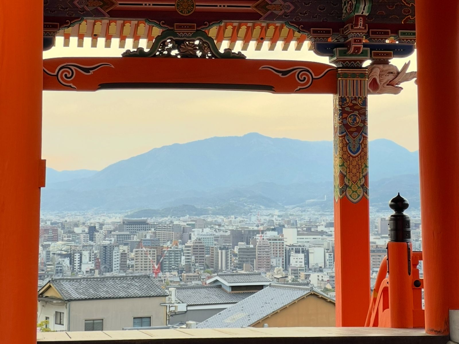 Днём Киемидзу-дэра раскрывает свою красоту в каждом уголке