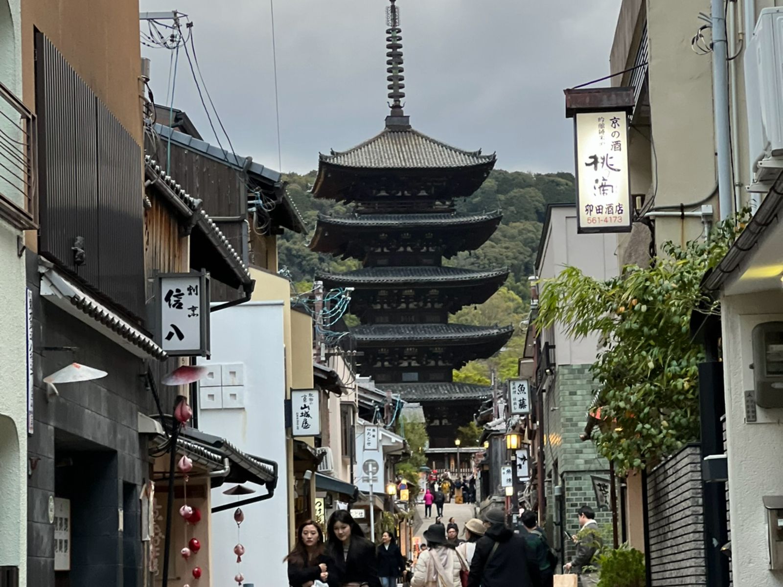 Солнечный свет мягко освещает старинные фасады Гиона