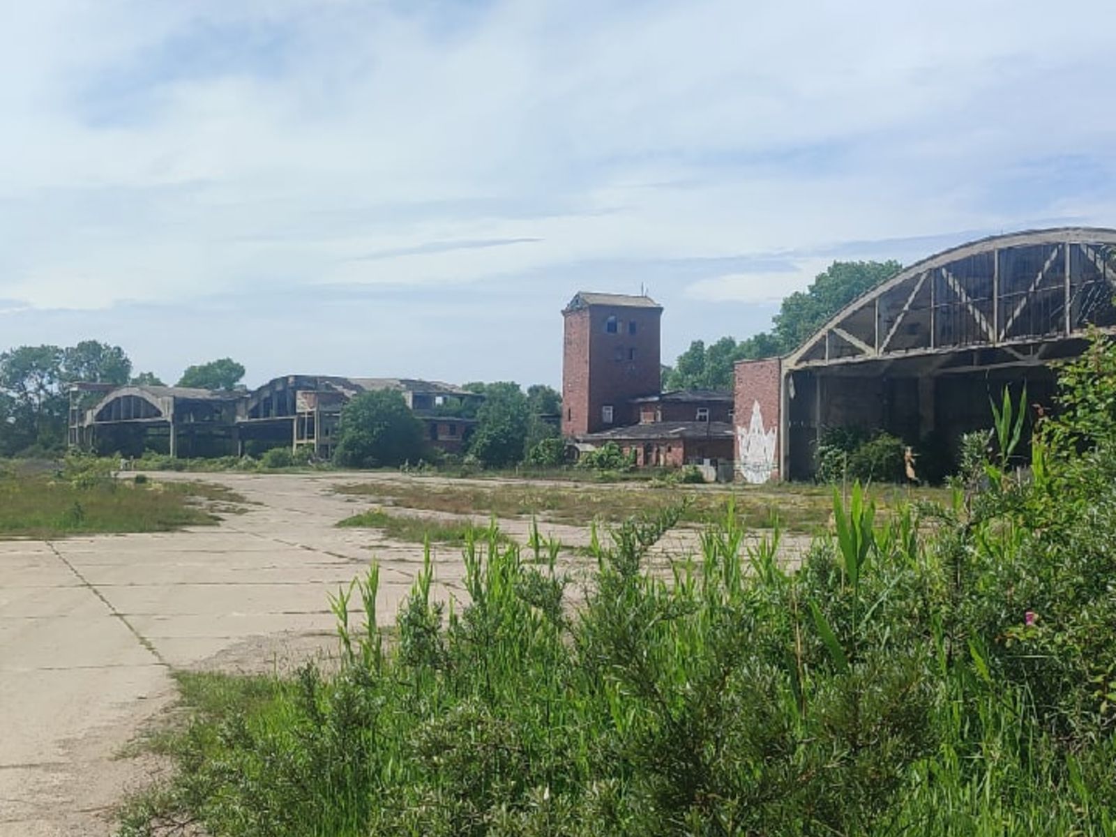 Ангары немецкого аэродрома Нойтиф
