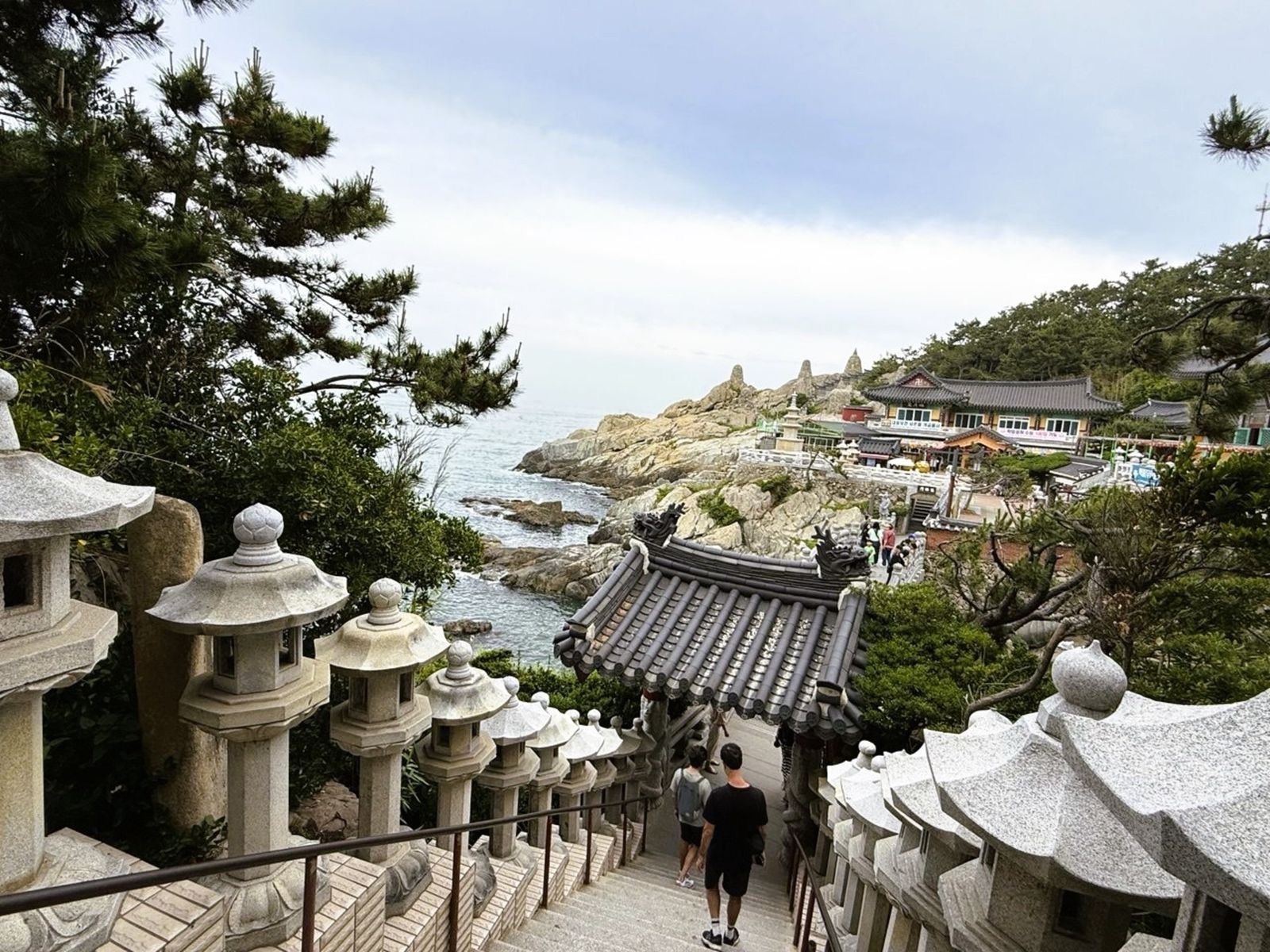 108 ступенек к храму на скалистом побережье