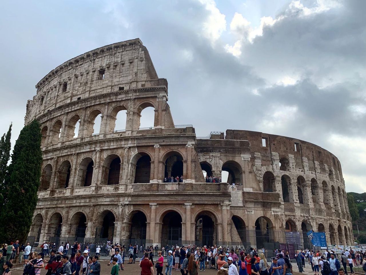 Групповая экскурсия в Риме "Колизей, Римский форум и Палатин" - групповая экскурсия в Риме пешком длительностью 2.5 часа с количеством участников до 20 человек цена экскурсии 75€