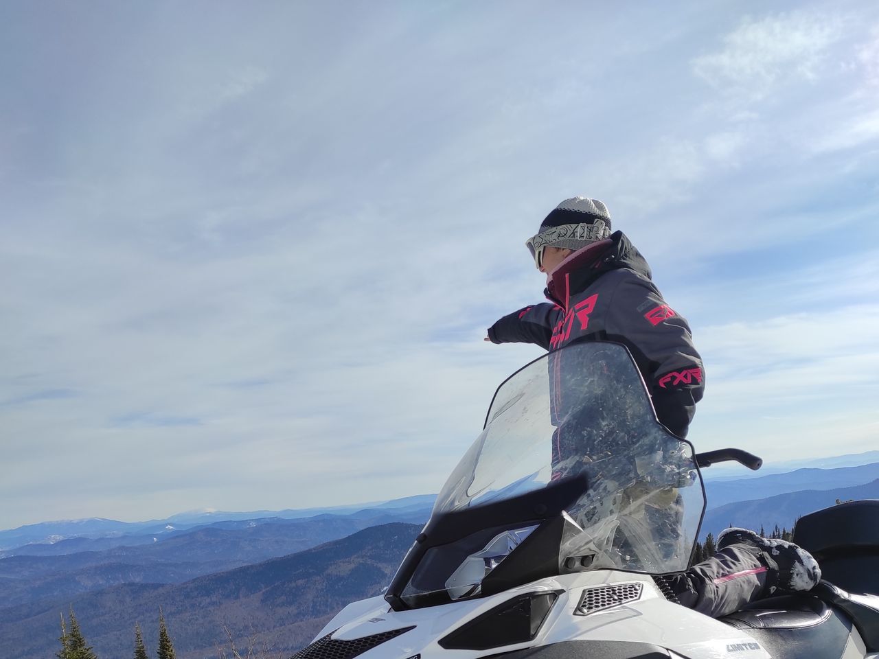 Расширенная групповая экскурсия на снегоходах к Поклонному кресту - групповая экскурсия в Шерегеше длительностью 1 час с количеством участников более 20 человек цена экскурсии 7200₽