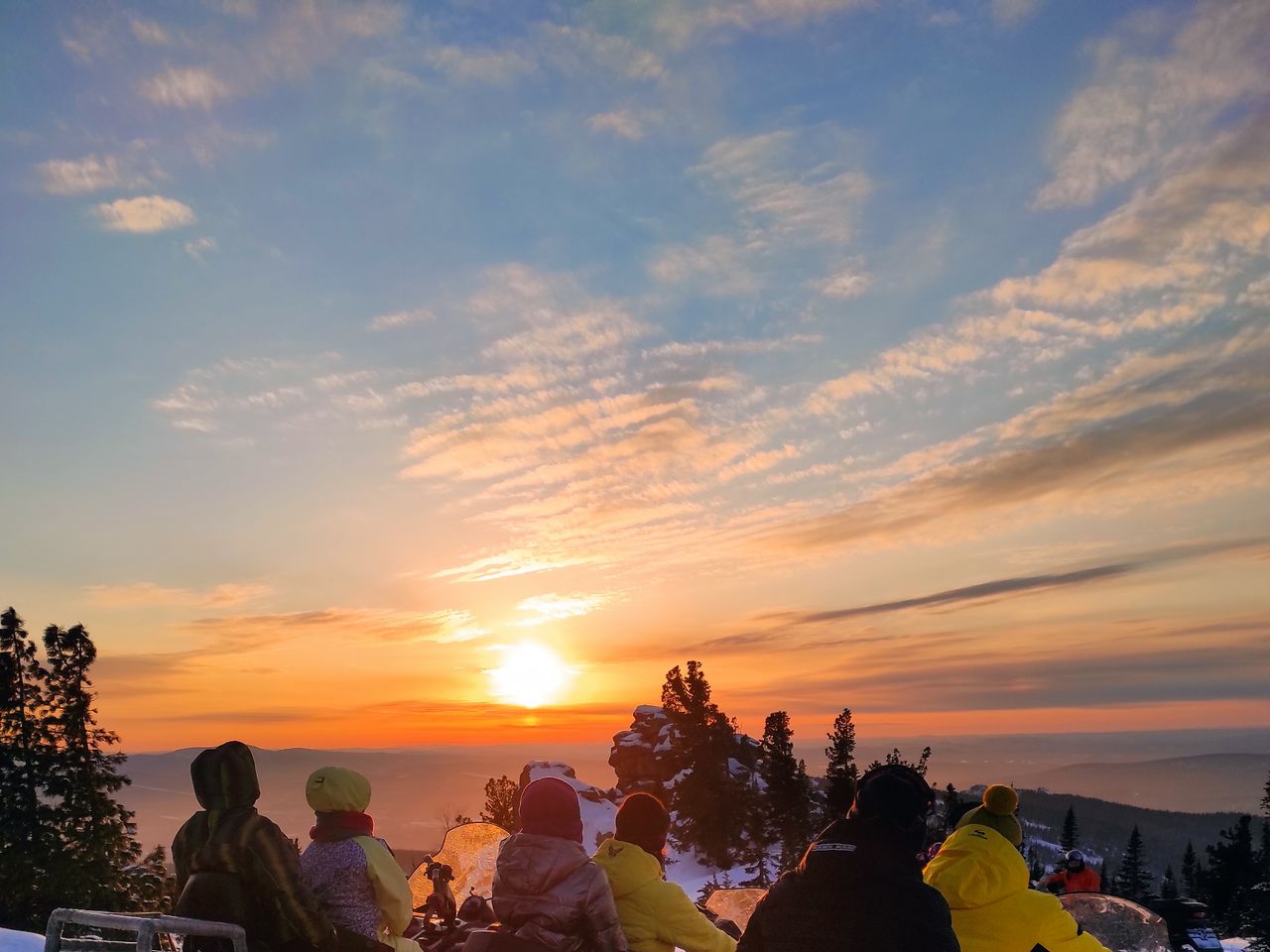 Групповая обзорная экскурсия на снегоходах в Шерегеше "3 вершины" - групповая экскурсия в Шерегеше длительностью 2 часа с количеством участников более 20 человек цена экскурсии 14500₽