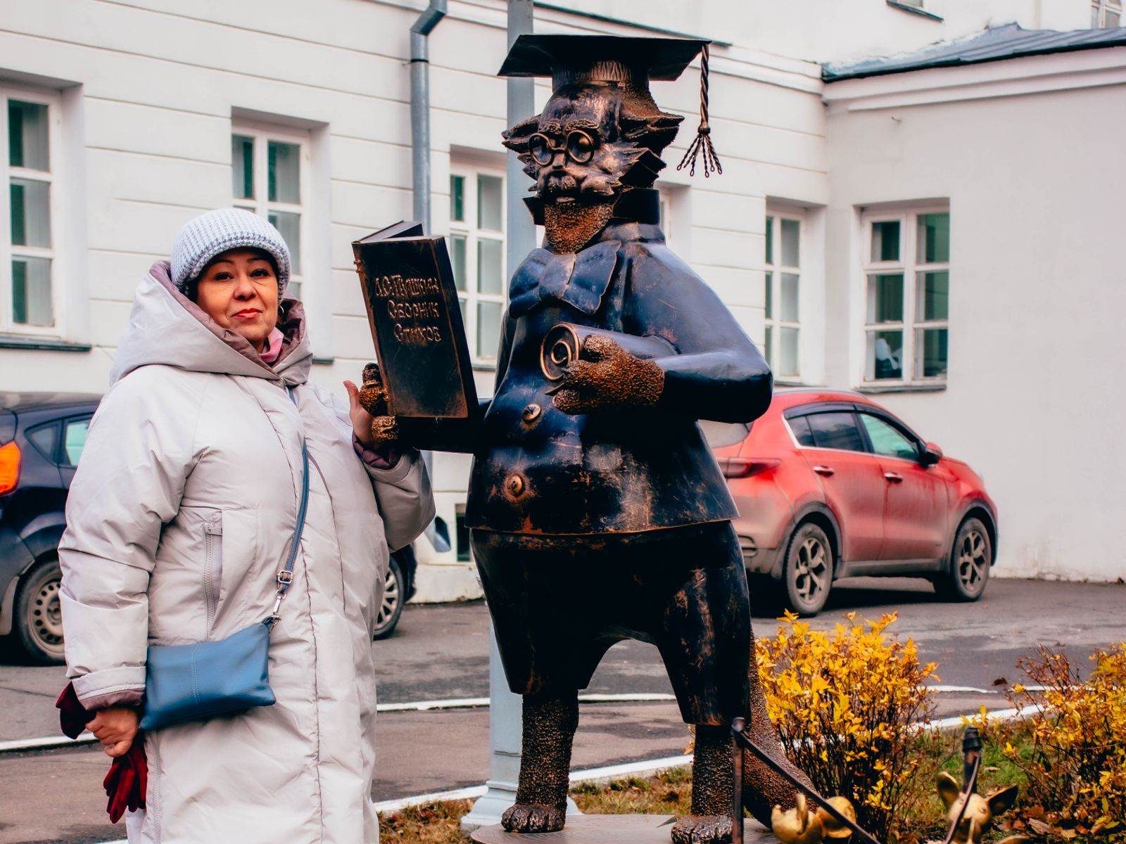 Памятник в университетском саду