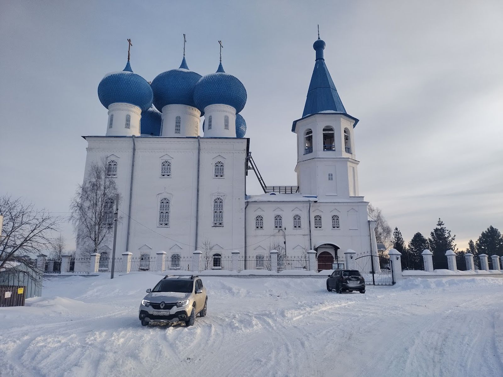 У храма