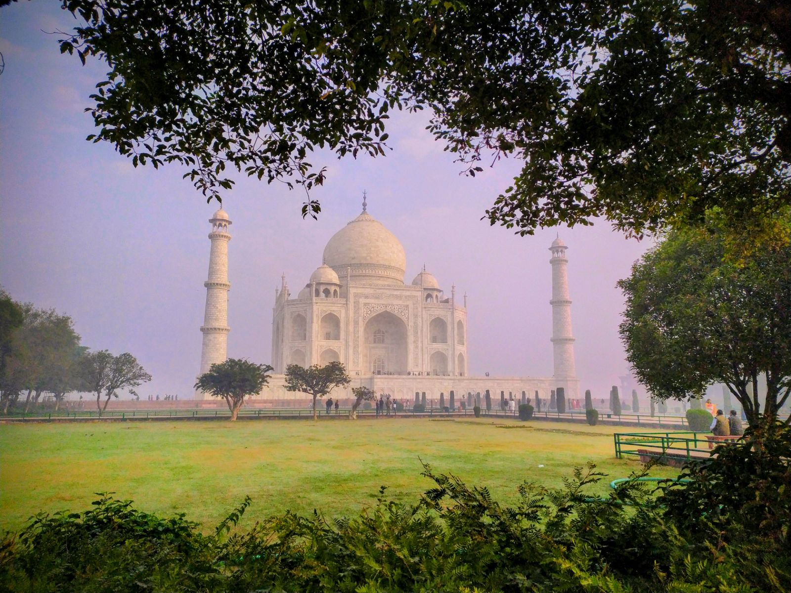 Вид на Тадж-Махал на рассвете