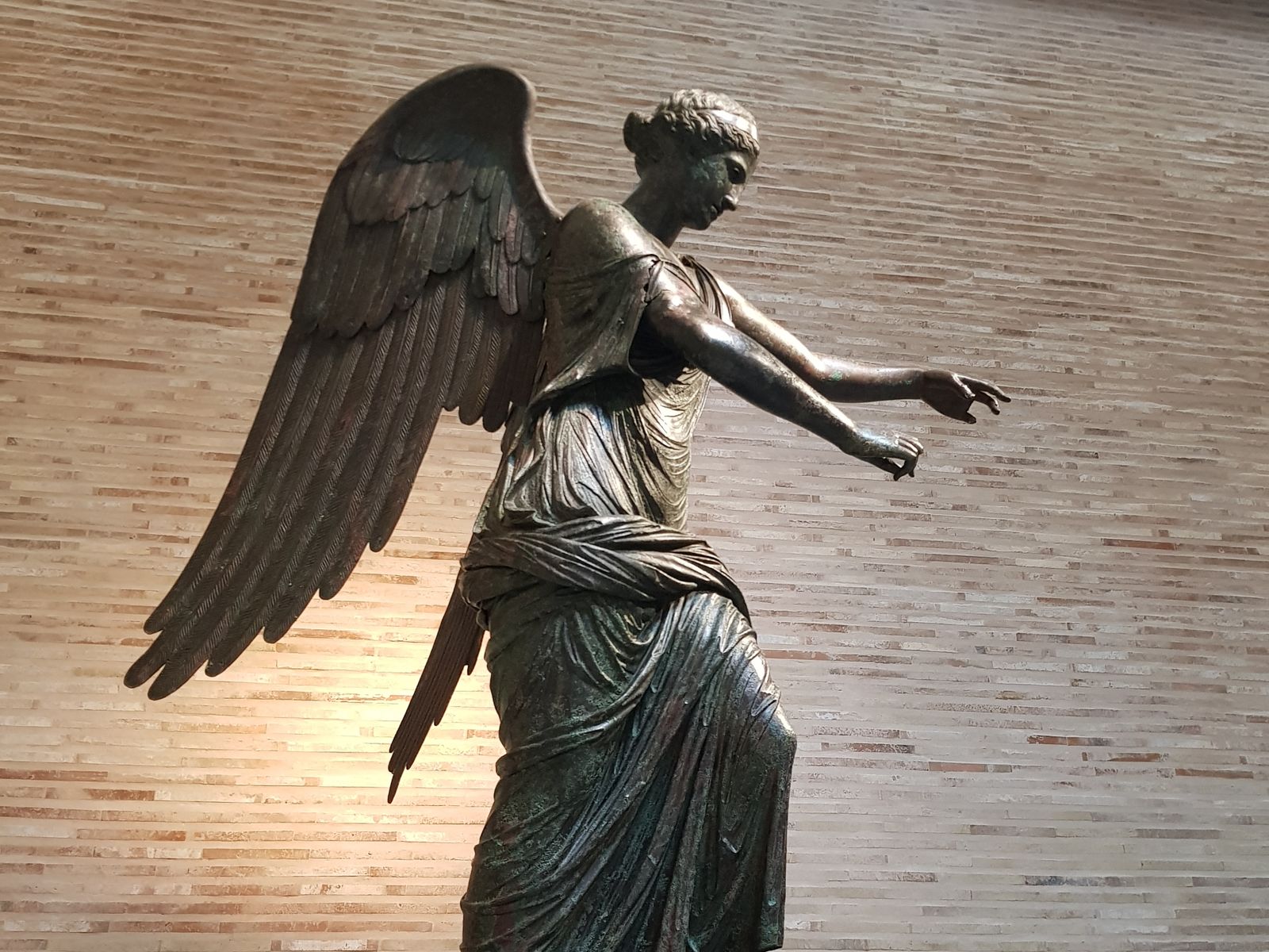 Римская бронзовая статуя крылатой Виттории