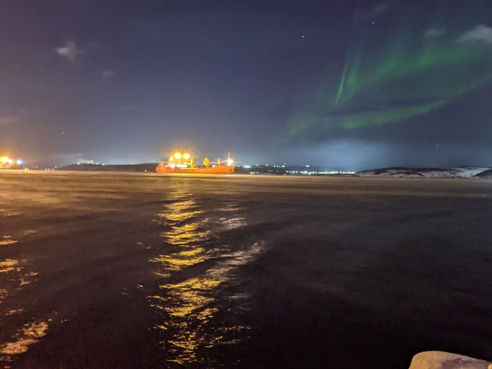 Северное сияние за городом над Кольским фьордом