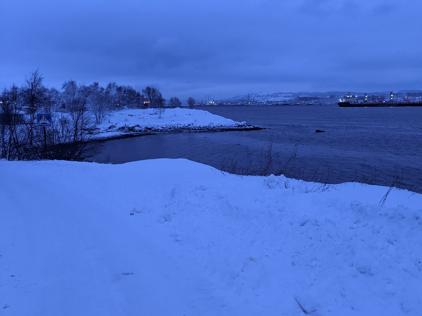 Старая дорога вдоль залива