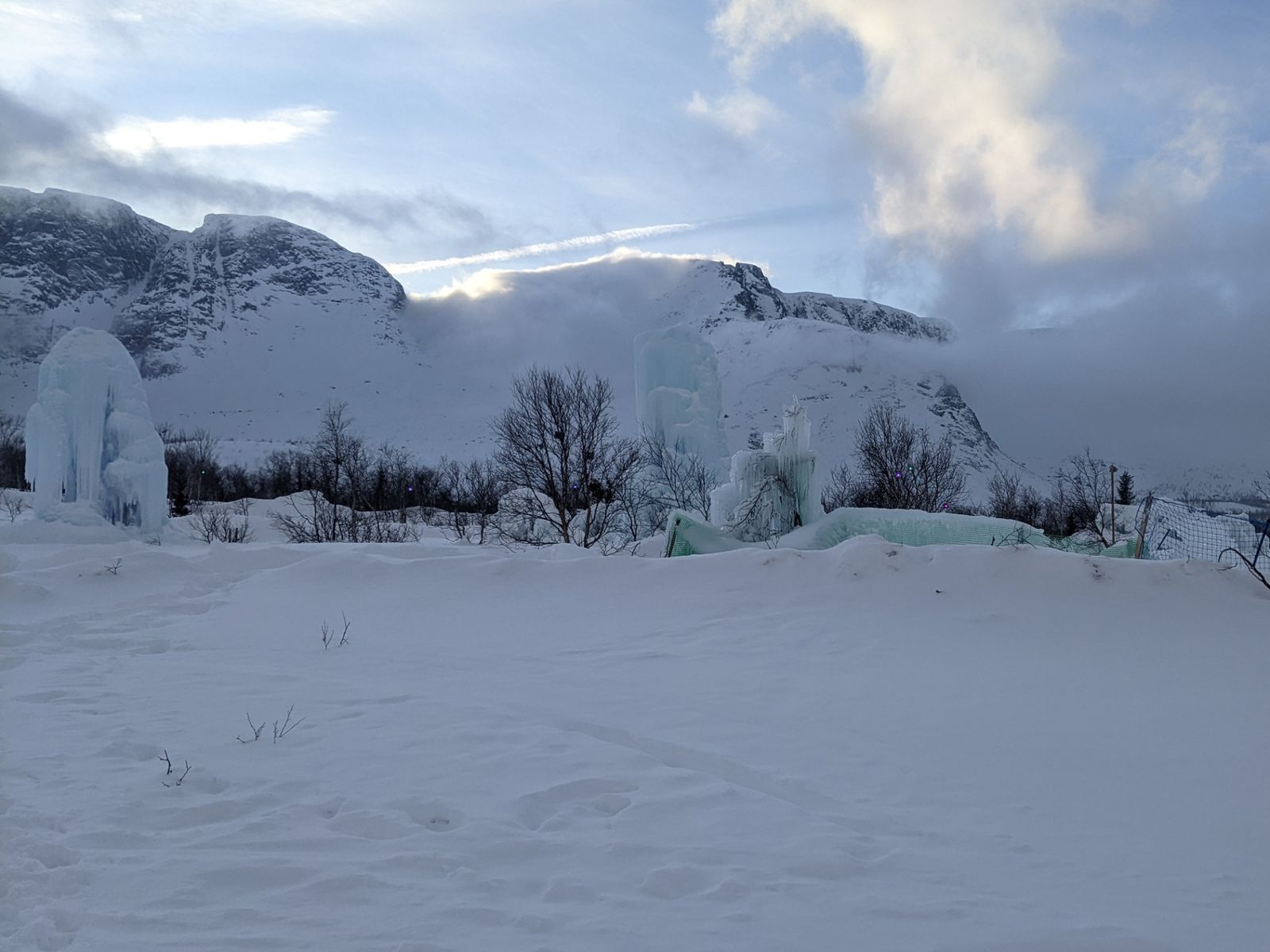 Замерзшие столбы-гейзеры
