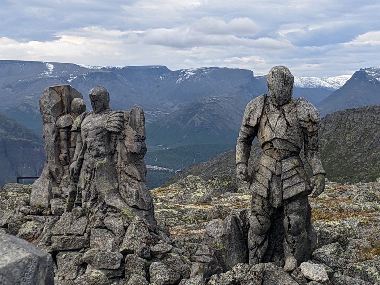 Обзорная экскурсия из Мурманска в Хибины за северным сиянием - индивидуальная экскурсия в Мурманске на машине гида длительностью 12 часов с количеством участников до 6 человек со скидкой 5% еще 46 часов цена экскурсии 18525₽