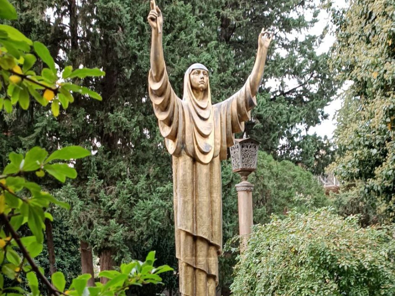 Экскурсия по кладбищам Тбилиси: живые истории в городе мёртвых - индивидуальная экскурсия в Тбилиси на машине гида длительностью 4 часа с количеством участников до 8 человек цена экскурсии 127€