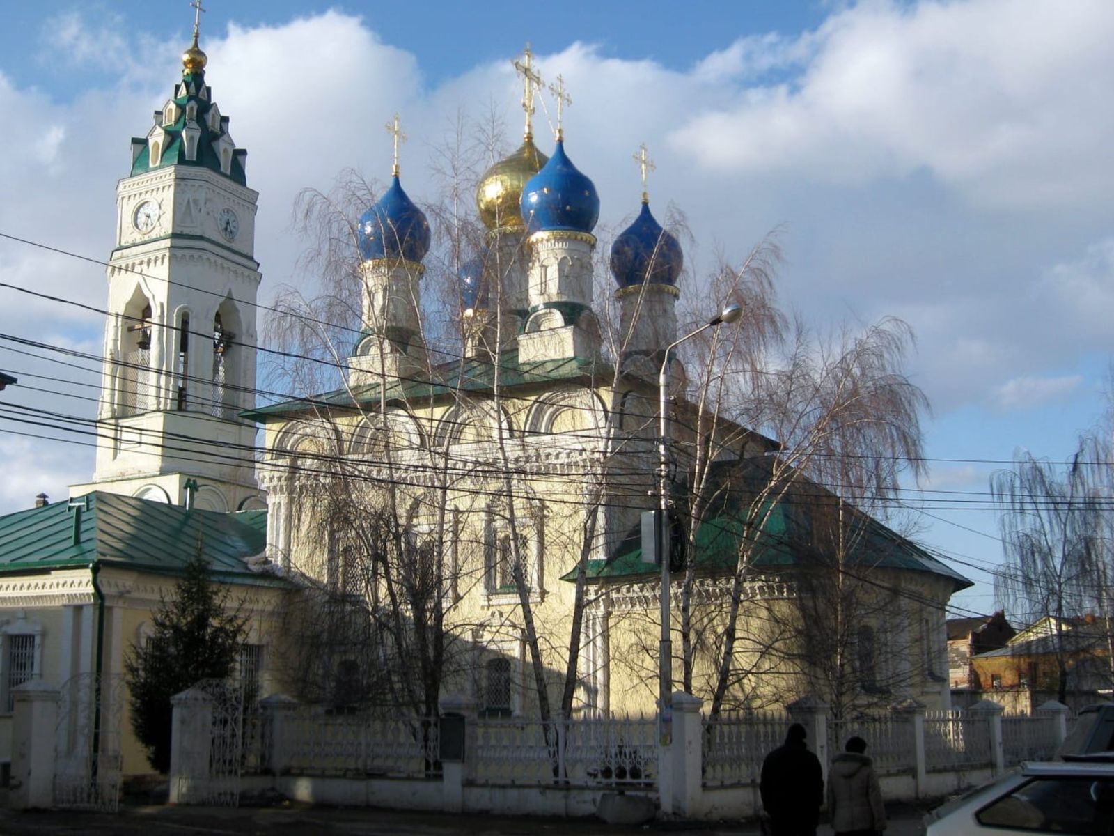 Церковь в деревьях