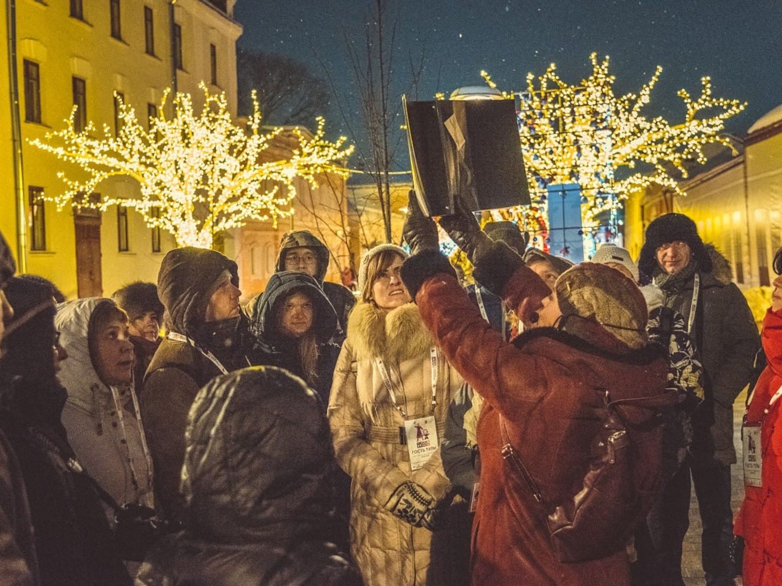 Гид показывает