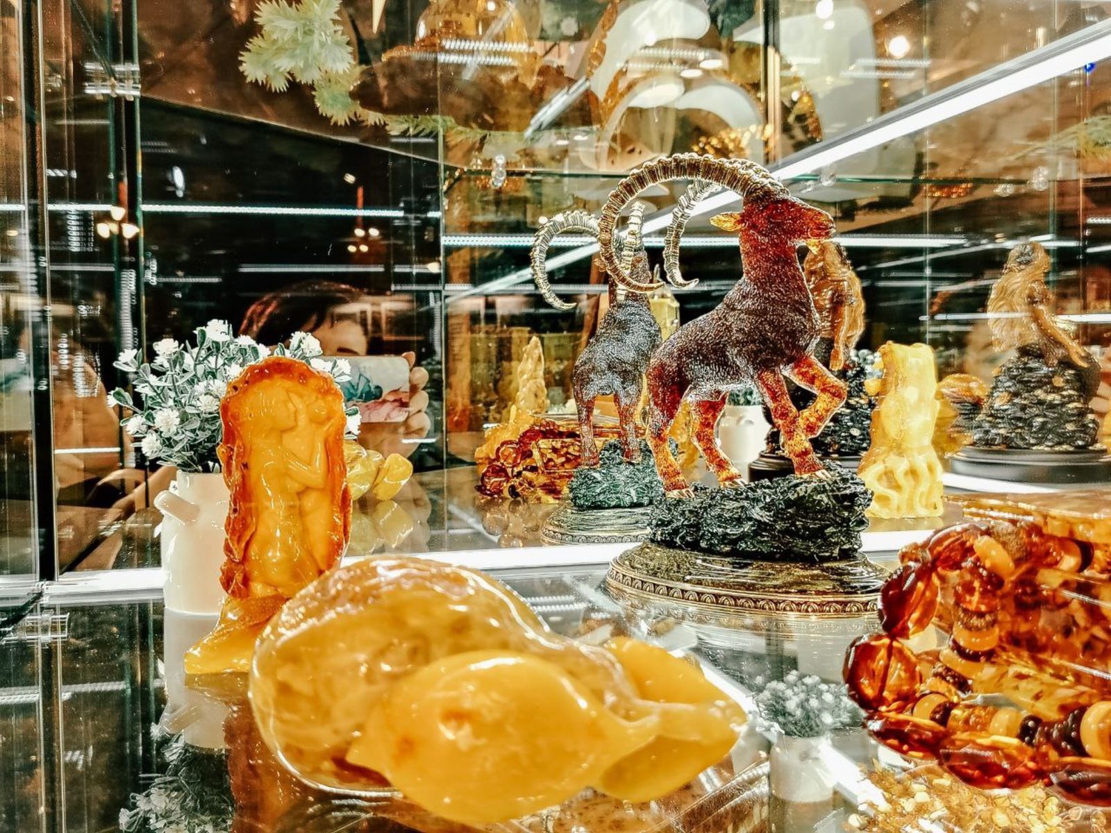 Искусные работы из янтаря