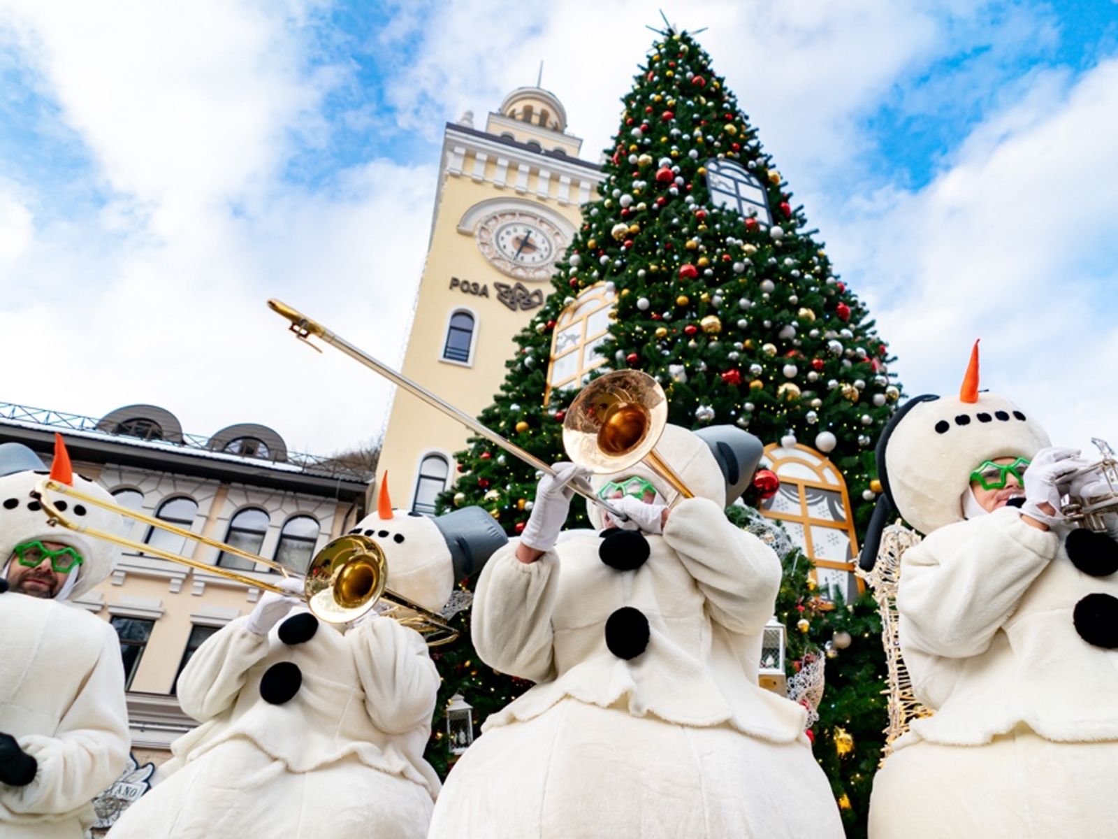 Актёры курорта создают праздничное представление