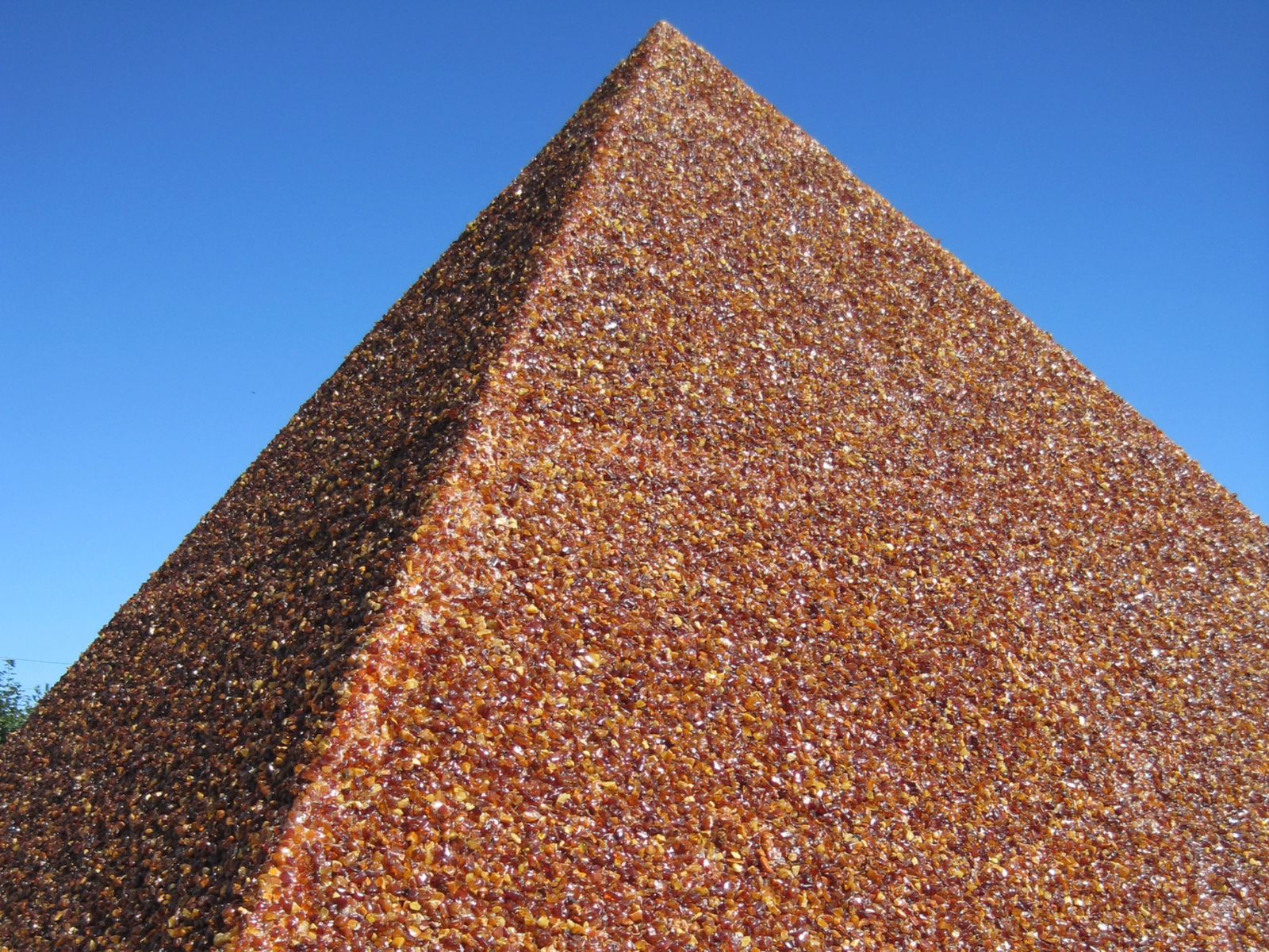 Пирамида из янтаря