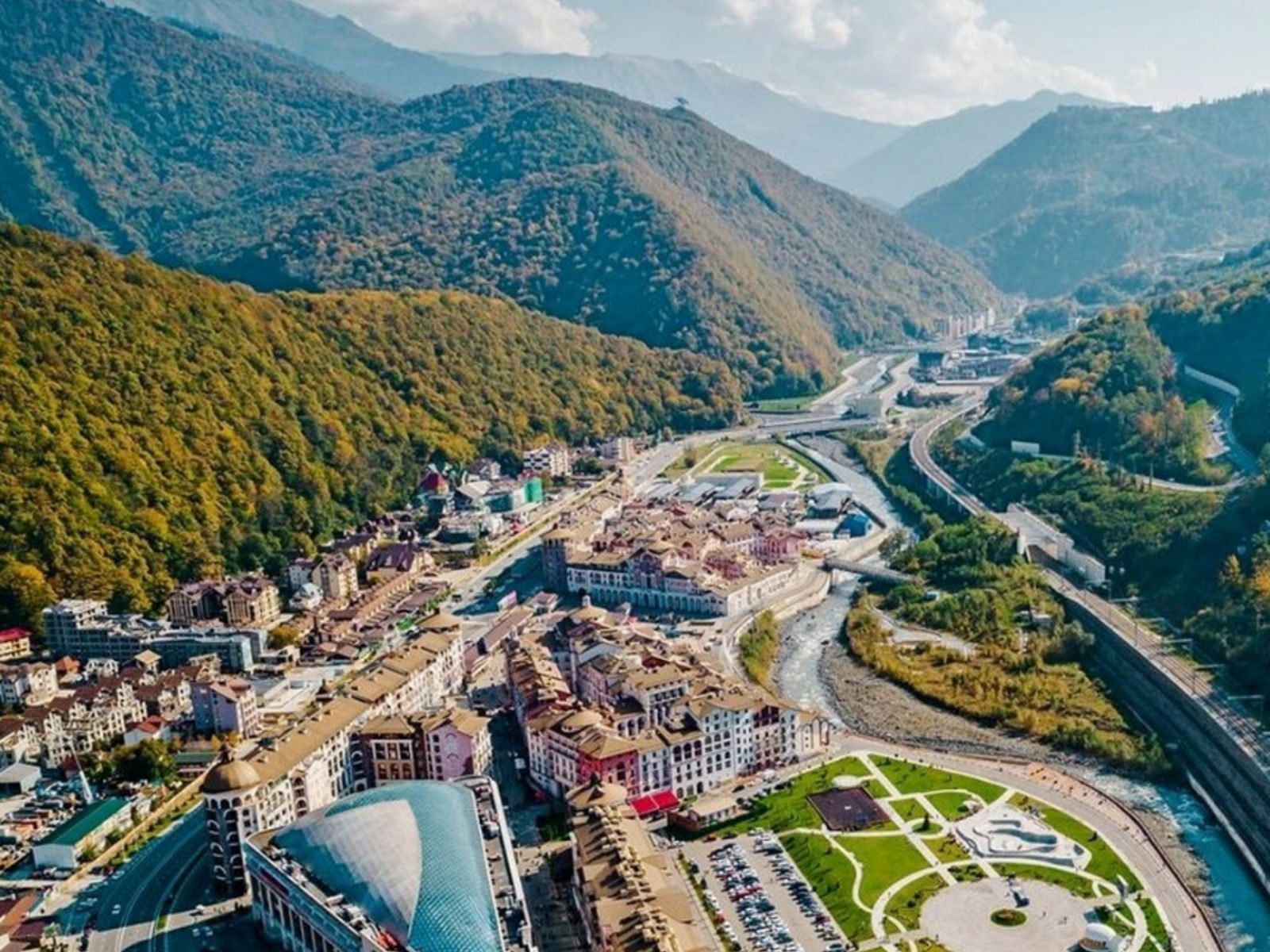 Инфраструктура курорта «Горки Город» представлена на четырёх уровнях