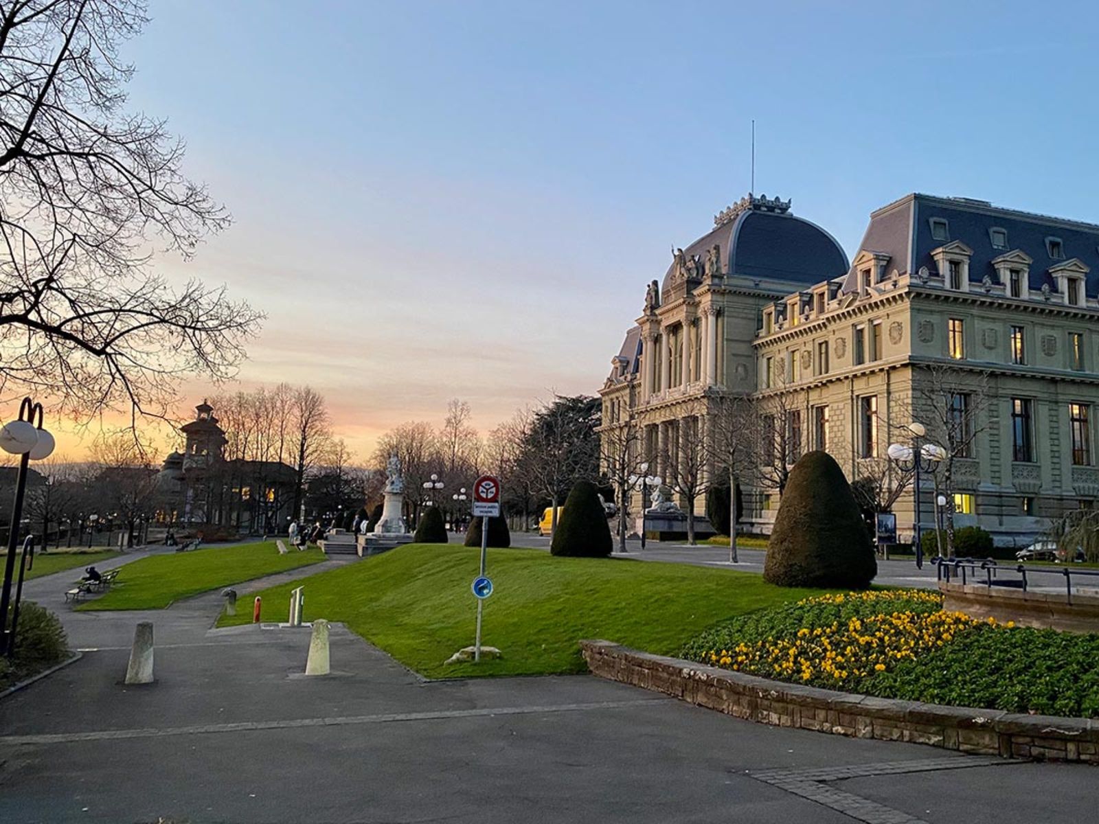 Парк Монбенон и здание бывшего Федерального суда Швейцарии