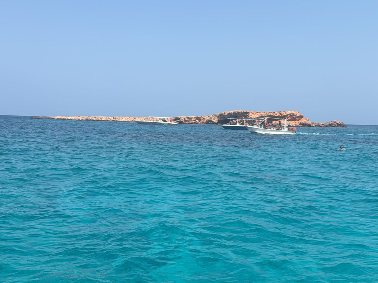 Морская прогулка на катере из Маската к островам Дайманият - индивидуальная экскурсия в Маскате длительностью 5 часов с количеством участников до 6 человек цена экскурсии 260$