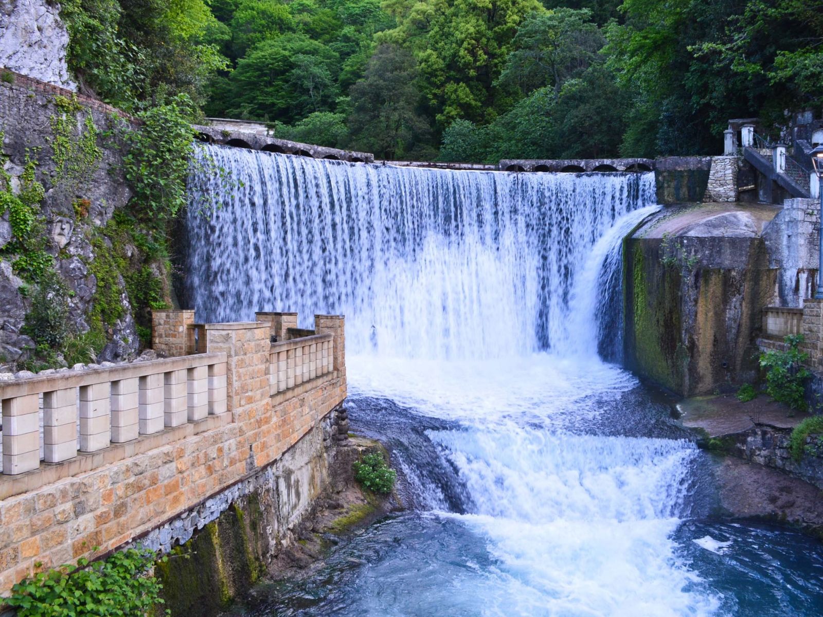 Рукотворный водопад