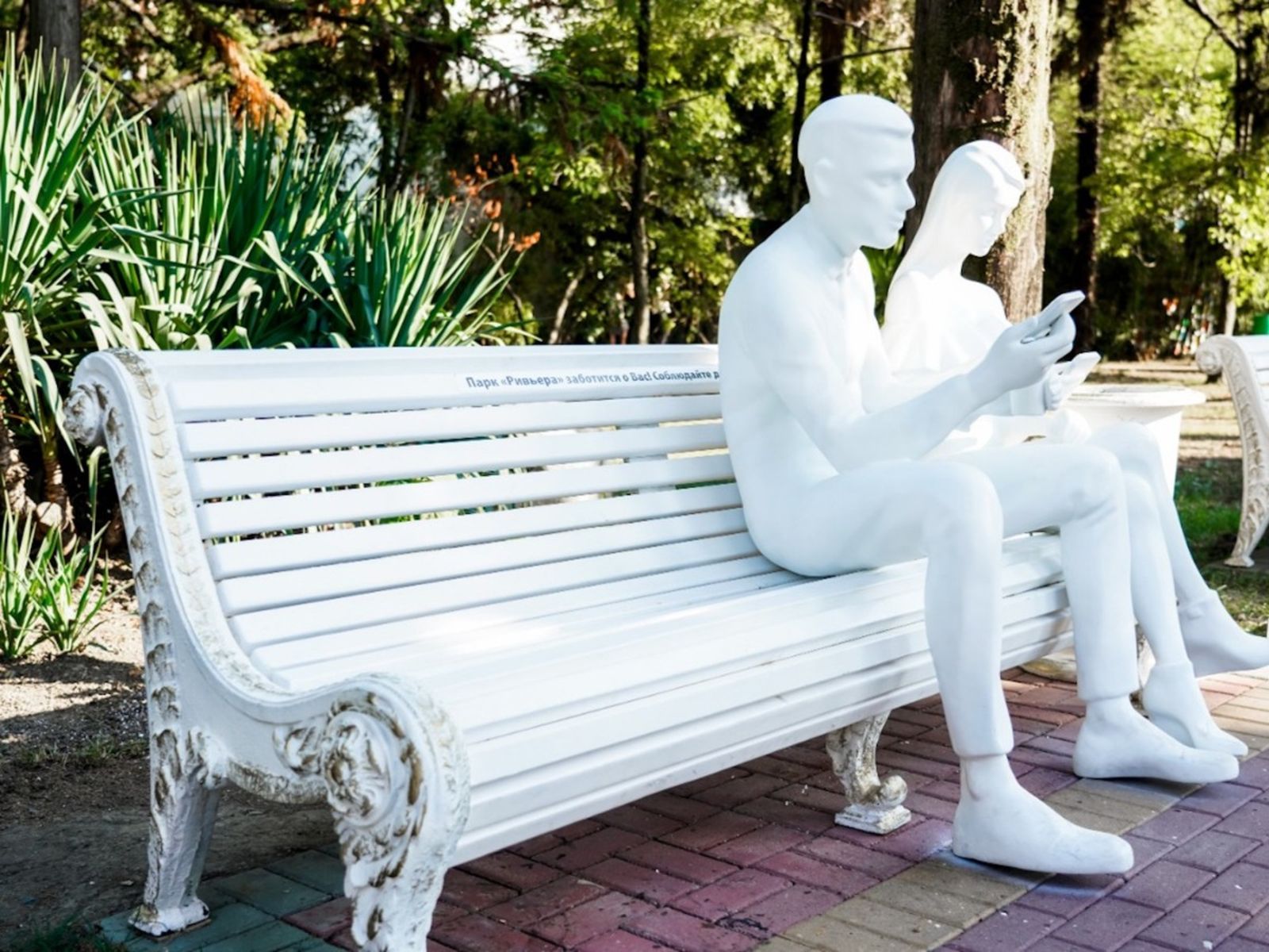 Памятник в парке Ривьера