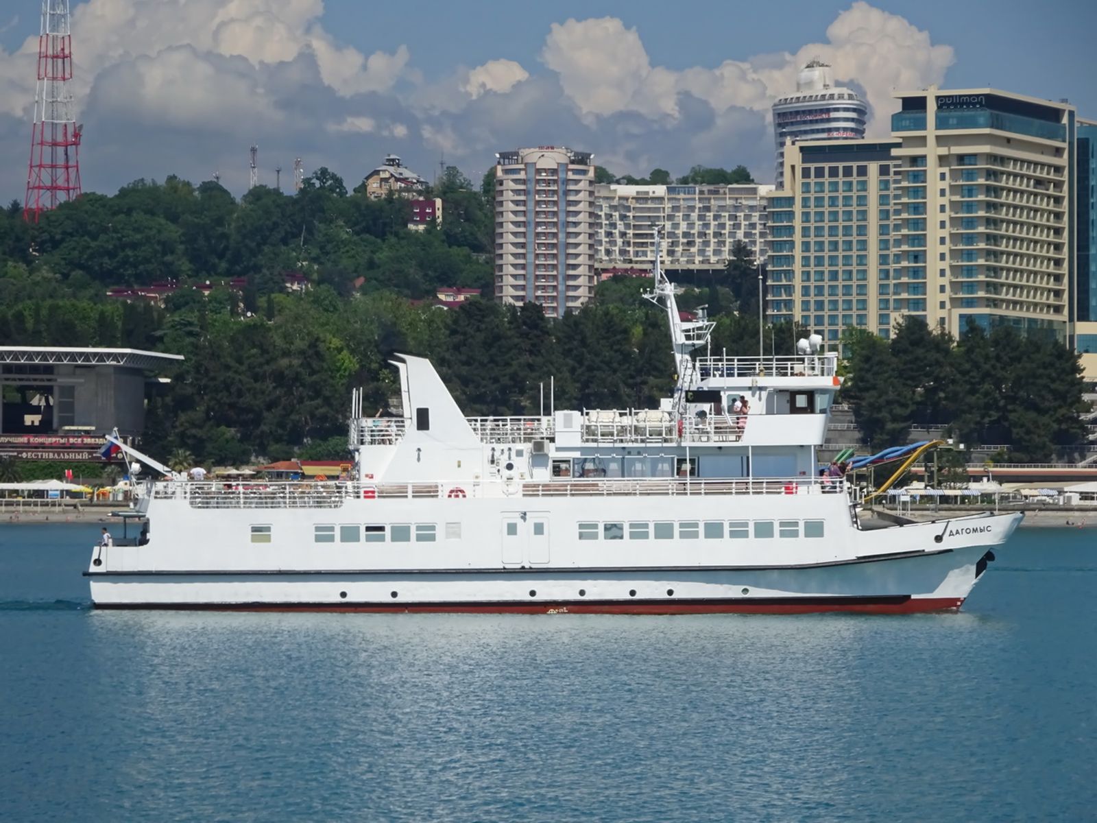 Трехпалубный теплоход