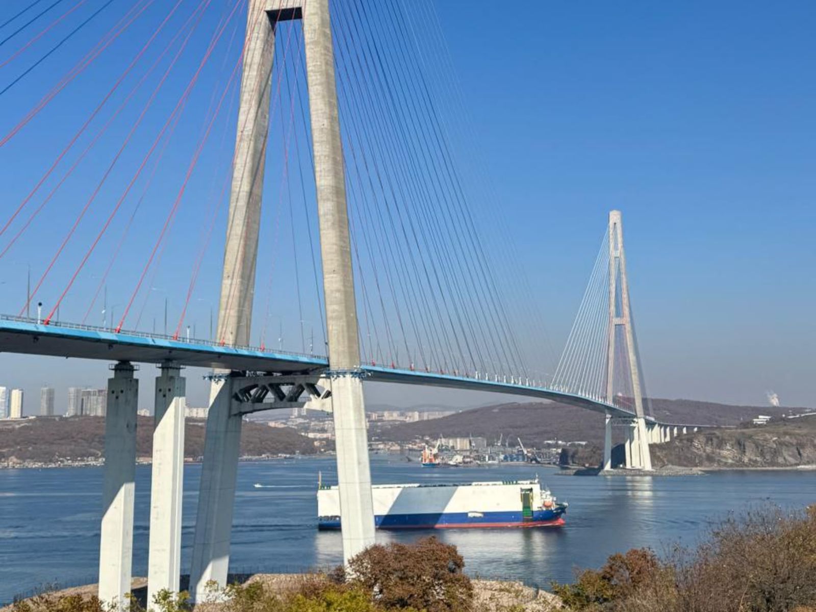 Русский мост с необычного ракурса 