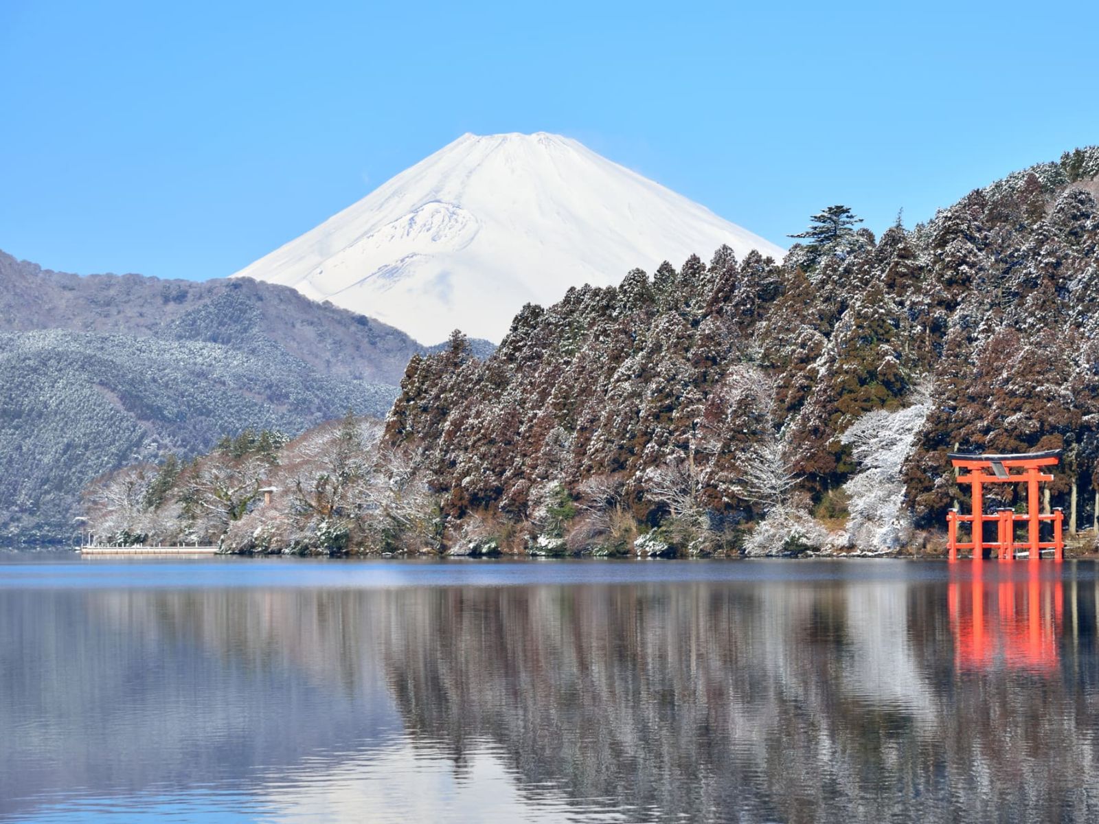 Фудзи на фоне озера зимой