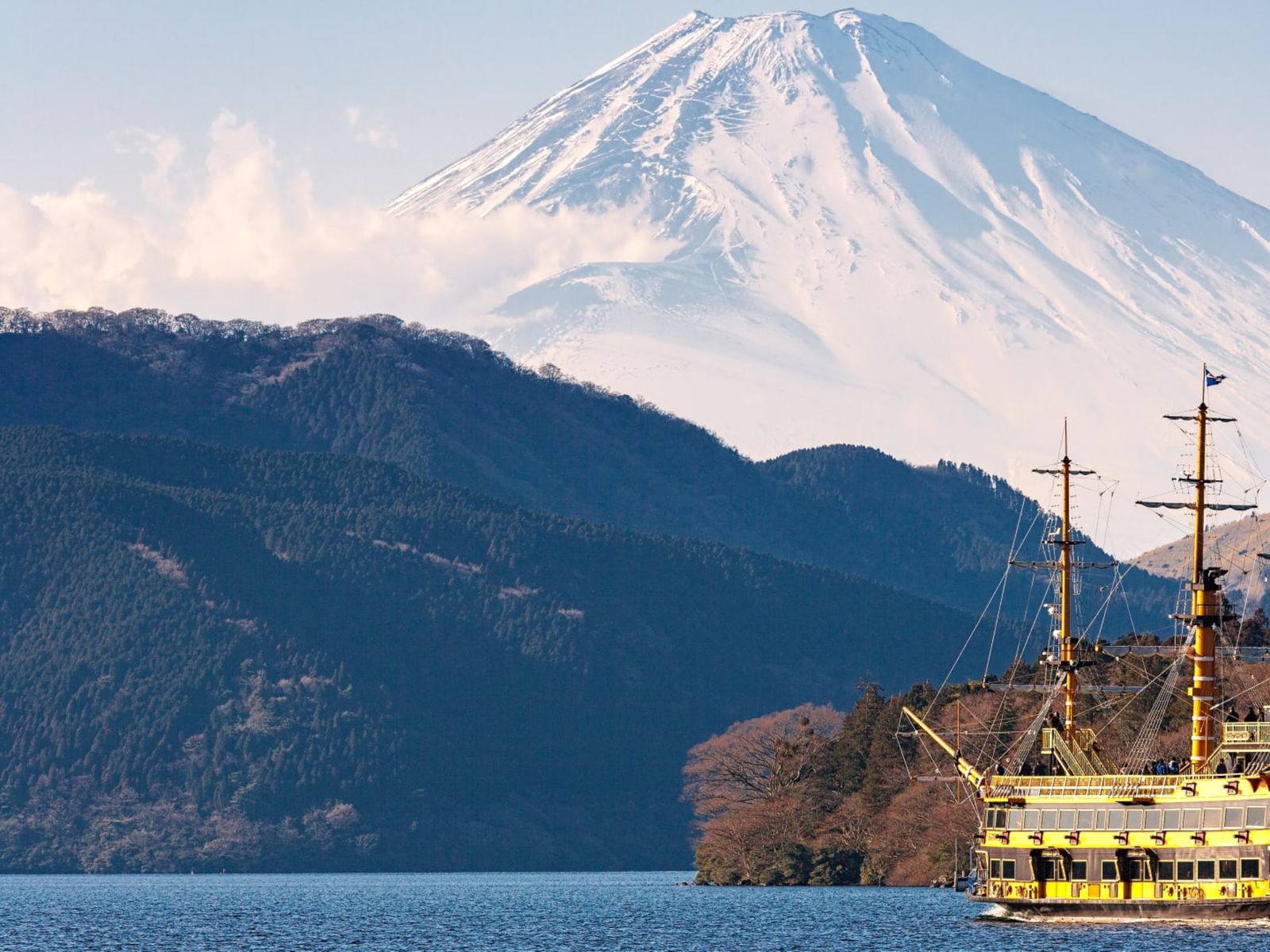 Хаконэ - круиз по озеру на пиратском кораблике