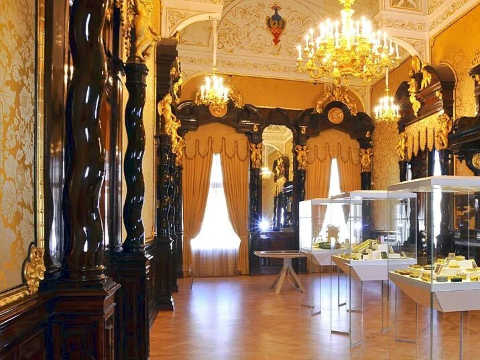 Золотая гостиная, коллекция императорских подарков, табакерки, фантазийные предметы 