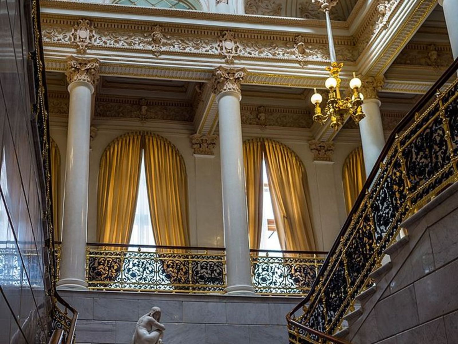 Великолепный Шуваловский дворец, в котором находится музей Фаберже в Санкт-Петербурге