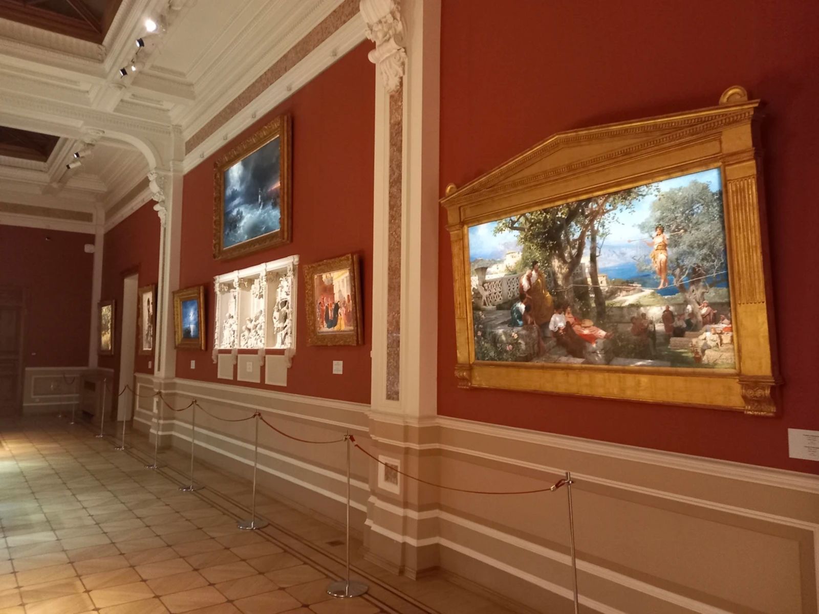 Выставочный зал с картинами И. Айвазовского, Г. Семирадского - современников Карла Фаберже