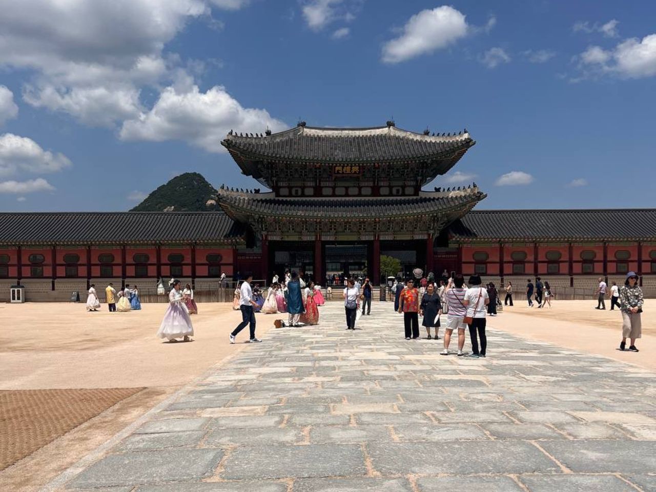 Экскурсия в Кёнбоккун — знаковую локацию старой и новой Кореи - индивидуальная экскурсия в Сеуле пешком длительностью 6 часов с количеством участников до 4 человек цена экскурсии 270$