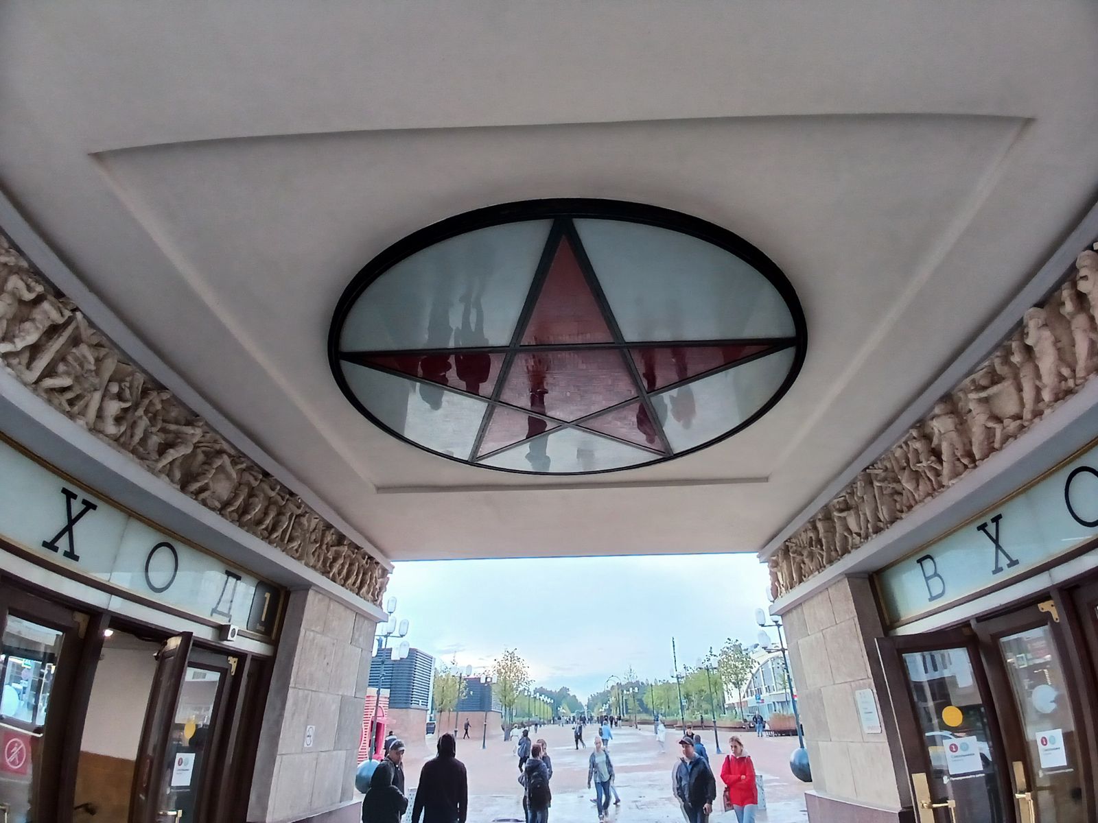 Восстановленная красная звезда в вестибюле метро Сокольники