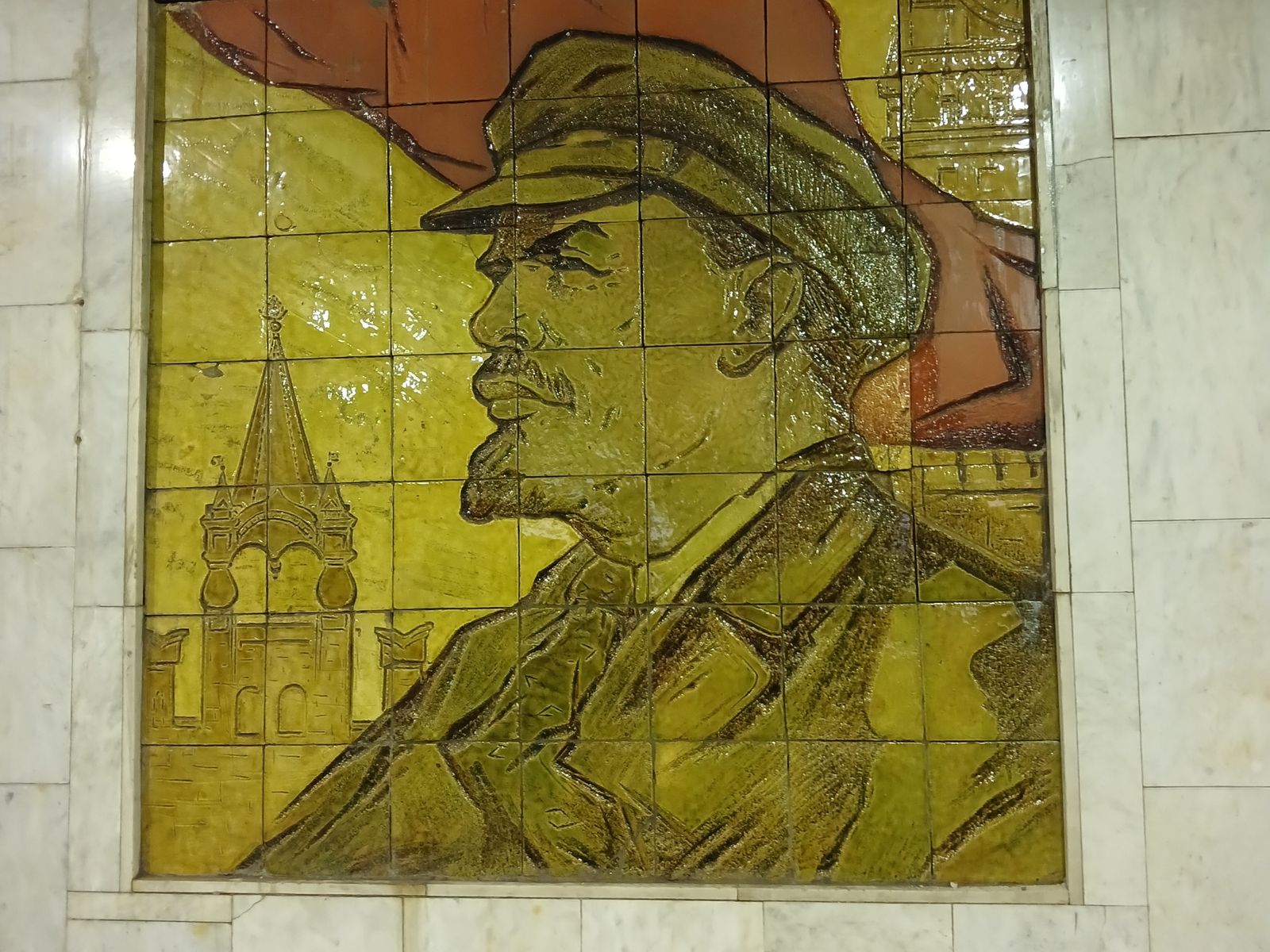 Майоликовое панно Ленин на станции метро Библиотека им. Ленина
