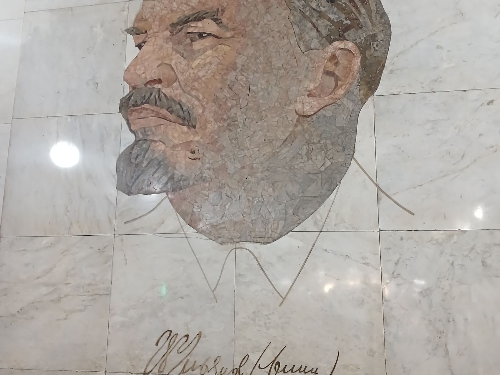 Мозаичное панно Ленин на станции метро Библиотека им. Ленина