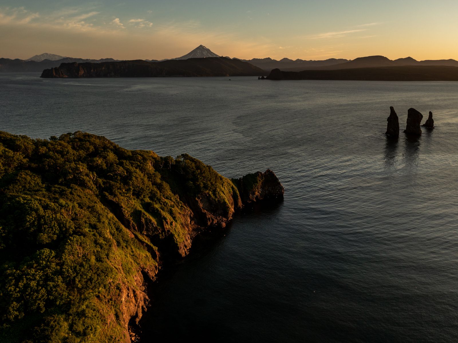 Авачинская бухта и скалы Три брата