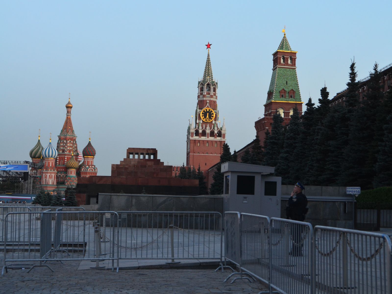 Красная площадь. Мавзолей. Сенатская и Спасская башни. Храм Покрова Пресвятой Богородицы, что на рву